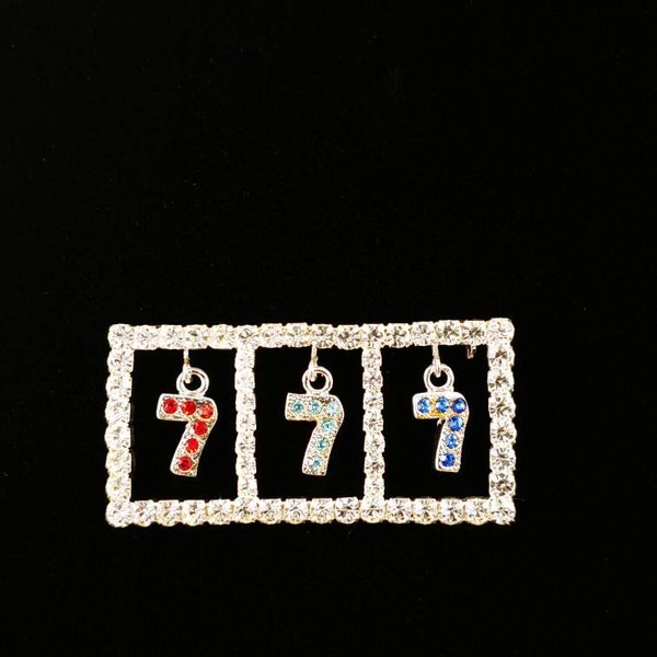 vintage prong set gambler gamble casino JACKPOT 7 Triple 777 pièce pull slot jeu strastone argent ton Brooch Pin