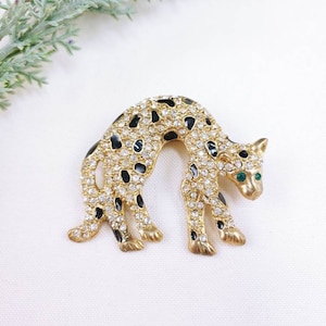 Vintage Wild Panther Cat Hanging Cheetah Spotted Enamel Clear pave Rhinestone Emerald Colored Eyes Brooch Pin Costume Jungle Gold tone
