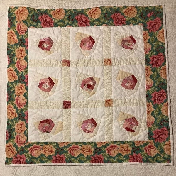 Panneau mural tapis bridge, en tissu LES ROSES, quilt, patchwork, tapis table guéridon environ 88 cm  x 88cm, couleurs roses saumon  NEUF