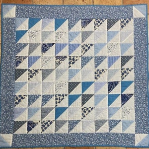 Tapis de table , bridge ou panneau mural 88 cm x 89 cm , matelassé, quilté,  tons bleus