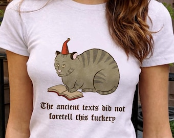 Camiseta divertida con meme de gato medieval leyendo, camiseta de bebé de arte folclórico extraño, camisetas de bestiario, gato gráfico, arte folclórico feo, manuscrito de la Edad Media, Weirdcore