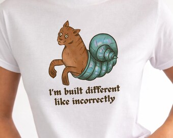 Camiseta divertida con meme de gato medieval y concha marina, camiseta infantil de arte folclórico extraño y caprichoso, Weirdcore de arte folclórico feo de la Edad Media.