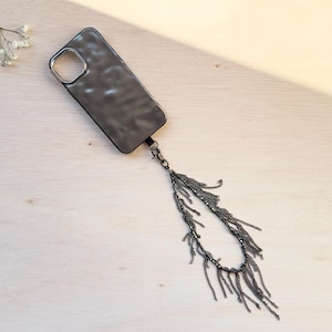 Correa para teléfono•Correa para teléfono con cuentas de hematita y cadena negra•Muñequera para teléfono•Abalorios para teléfono•Correa para teléfono hecha a mano•Correa de diseño exclusivo•
