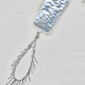 Correa para teléfono • Correa plateada • Correa con cadena plateada • Pulsera para teléfono • Adornos para teléfono • Correa hecha a mano • Correa con diseño único •