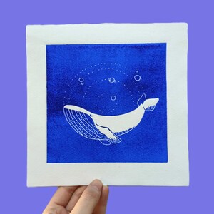 Linogravure "La Baleine des cieux" - 20x20cm - bleu