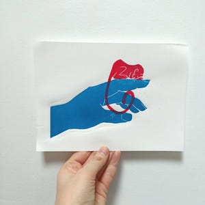 Linogravure panthère dormant sur une main - A5