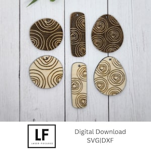 Puede incluir: Seis formas de madera cortadas con láser con un patrón de espiral. Las formas son un rectángulo, un círculo, un óvalo y tres círculos de diferentes tamaños. Las formas son todas de madera marrón claro.