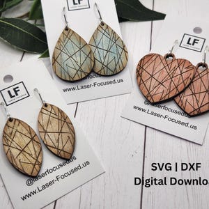 Könnte beinhalten: Vier Paar lasergeschnittene Ohrringe aus Holz. Die Ohrringe haben die Form von Tropfen und Herzen. Die Tropfenohrringe haben ein hellblaues und braunes geometrisches Muster. Die Herzohrringe haben ein rosafarbenes und braunes geometrisches Muster. Die Ohrringe befinden sich auf einem weißen Hintergrund mit dem Text "SVG | DXF Digitaler Download".