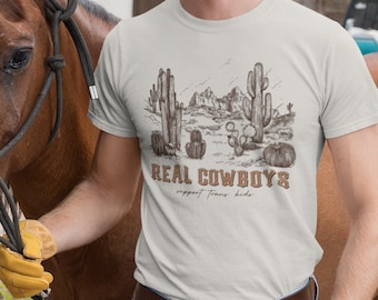 Echte Cowboys unterstützen Trans Kinder Komfortfarben T-Shirt, Cowboys für Trans Rechte, Geschenke für Papa LGBTQ +, Pride Parade T-Shirt, Western Pride T-Shirt