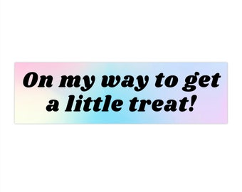 Puede incluir: Un fondo degradado de colores con el texto "On my way to get a little treat!" en negrita negra.