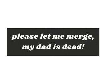 Puede incluir: Una pegatina rectangular negra con texto blanco: "please let me merge, my dad is dead!"