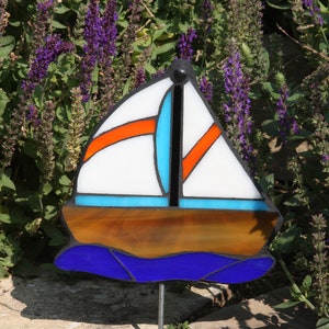 Velero de mosaico con arte de patio resaltado en naranja