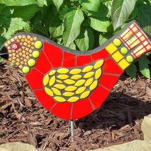 Mosaico brillante pájaro rojo yarda arte con ala de cerámica amarilla