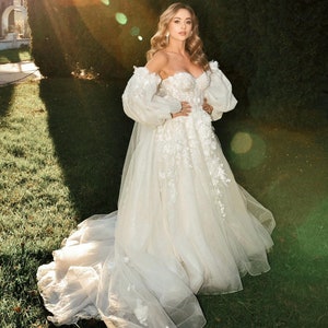 高級コルセットウェディングドレス、フェアリーカスタムユニークなブライダルガウン、3Dフラワースリーブとスリットのドレス