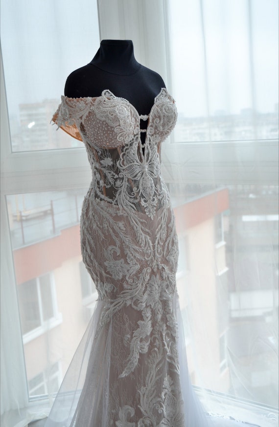 Ivory wedding dress Off shoulder gown Bridal gown Brand wedding dress luxury dress with long train Dress embroidered with lace and beads