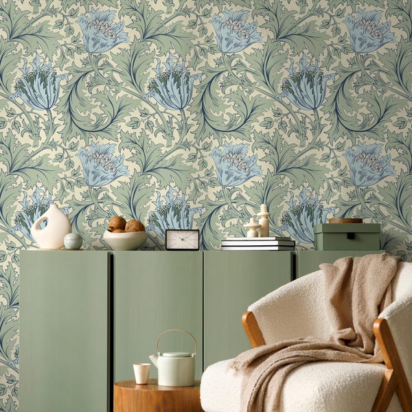 Tapeta William Morris Thistle w kolorze jasnoniebieskim i szałwiowej zieleni na kremowym tle – samoprzylepna – D515
