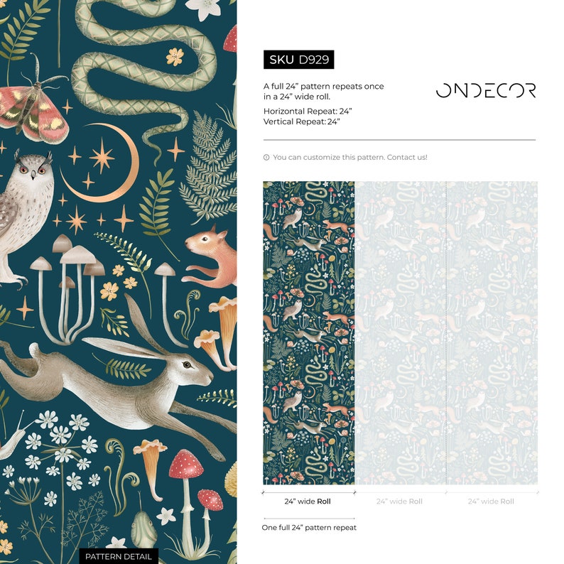 Puede incluir: Un patr&oacute;n de papel tapiz azul verdoso con un dise&ntilde;o repetitivo de criaturas del bosque, hongos y plantas. El patr&oacute;n incluye una serpiente, un b&uacute;ho, un conejo, una ardilla y una variedad de flores y helechos. El patr&oacute;n se repite una vez en un rollo de 61 cm de ancho. SKU D929.