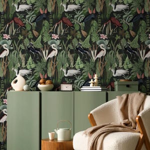 以下が含まれることがあります： 鳥と熱帯の葉が繰り返される模様の濃い緑色の壁紙。鳥は白、黒、赤褐色です。デザインには、緑豊かな葉とピンクの花が含まれており、植物をテーマにしたデザインになっています。