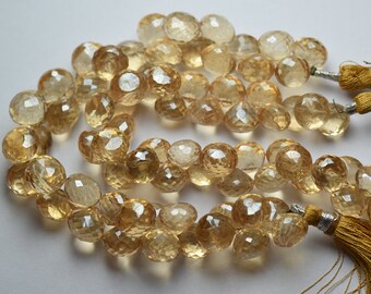 Puede incluir: Una hebra de cuentas de citrino dorado facetadas con borlas. Las cuentas son de un color miel claro y tienen un acabado liso y pulido.