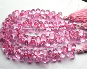 Puede incluir: Una hebra de cuentas de piedras preciosas rosas, con forma de lágrima facetada. Las cuentas están enhebradas en un alambre plateado y tienen un borla rosa en cada extremo. Las cuentas miden aproximadamente 10 mm.