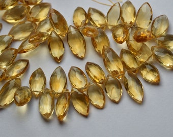 Puede incluir: Una hebra de cuentas de citrino facetadas de forma marquesa de color amarillo dorado. Las cuentas están enhebradas en un hilo fino y tienen aproximadamente 10 mm de largo.
