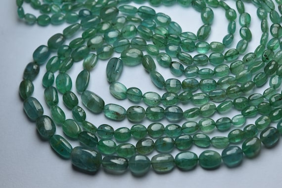 13 インチ ストランド、天然エメラルド スムース オーバル ナゲット。4