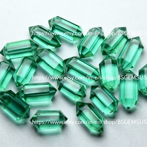 Puede incluir: Un grupo de 16 cuentas de piedra preciosa verde facetadas en forma de barril hexagonal. Las cuentas son translúcidas y tienen un ligero brillo.