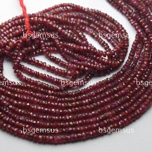 Peut inclure: Un brin de perles de rubis rouges, facettées et polies, de forme carrée. Les perles sont enfilées sur un fil fin et mesurent environ 3 mm.