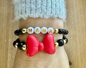 Pulsera inspirada en Minnie Mouse: lazo rojo, cuentas doradas y negras