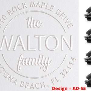 Puede incluir: Una pegatina redonda blanca en relieve con el texto "310 Rock Maple Drive, the Walton family, Daytona Beach, FL 32114" y el texto "Design = AD-55" debajo de la pegatina. La pegatina se muestra junto a cuatro sellos de cera negra.