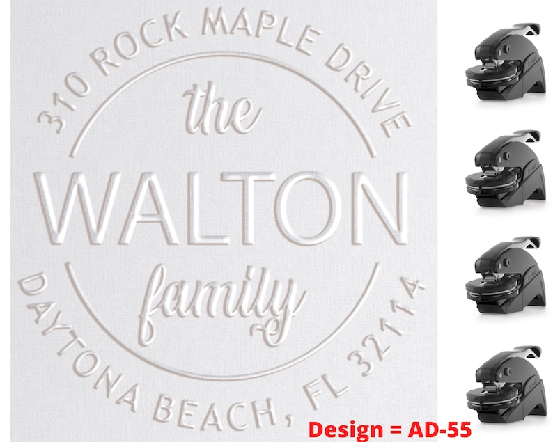 Puede incluir: Una pegatina redonda blanca en relieve con el texto "310 Rock Maple Drive, the Walton family, Daytona Beach, FL 32114" y el texto "Design = AD-55" debajo de la pegatina. La pegatina se muestra junto a cuatro sellos de cera negra.