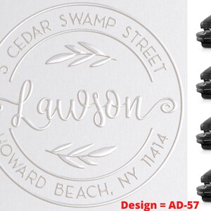 Puede incluir: Un sello de cera redondo blanco con el texto "5 CEDAR SWAMP STREET Lawson HOWARD BEACH, NY 11414" y un dise&ntilde;o de dos ramas con hojas. El sello se muestra junto a cuatro selladores de cera negros.