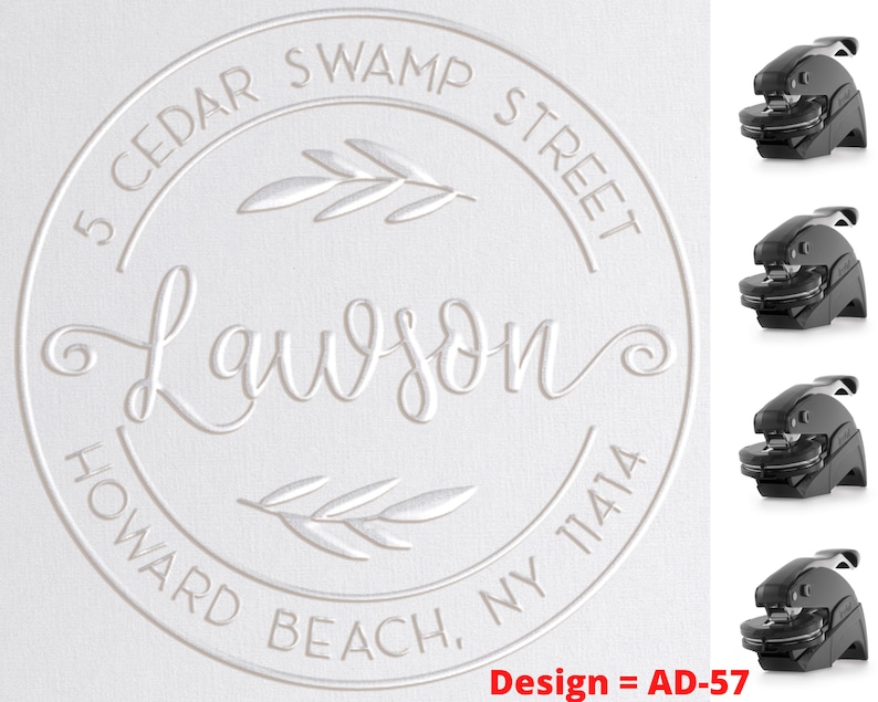 Puede incluir: Un sello de cera redondo blanco con el texto "5 CEDAR SWAMP STREET Lawson HOWARD BEACH, NY 11414" y un dise&ntilde;o de dos ramas con hojas. El sello se muestra junto a cuatro selladores de cera negros.