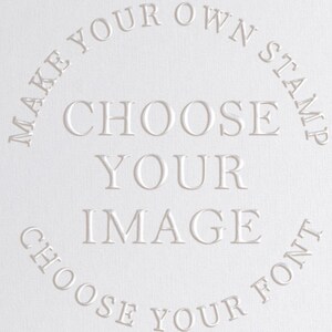 Puede incluir: Fondo blanco con el texto "MAKE YOUR OWN STAMP" en un c&iacute;rculo alrededor del texto "CHOOSE YOUR IMAGE CHOOSE YOUR FONT".