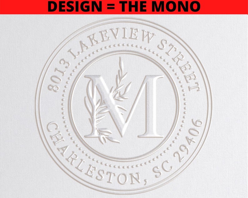 Puede incluir: Un sello blanco redondo en relieve con el texto "8013 LAKEVIEW STREET CHARLESTON, SC 29406" y una letra estilizada "M" con un dise&ntilde;o floral.