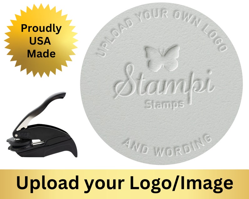 Puede incluir: Un sello autoentintado negro con una palanca. El sello est&aacute; dise&ntilde;ado para crear una impresi&oacute;n redonda con el texto "UPLOAD YOUR OWN LOGO" y un gr&aacute;fico de mariposa. El texto "Stampi Stamps" y "AND WORDING" tambi&eacute;n est&aacute;n incluidos en el dise&ntilde;o. El sello est&aacute; hecho en los Estados Unidos.