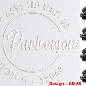 Puede incluir: Un sello de direcci&oacute;n de devoluci&oacute;n blanco con el texto "6695 East Ashley Dr. South Middleton, FL 32068" y el nombre "Parkerson" en un c&iacute;rculo. El sello se muestra con cuatro sellos autoentintables negros. El texto "Design = AD-53" tambi&eacute;n es visible.