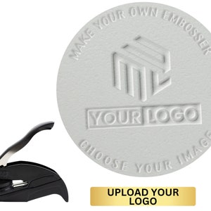 Puede incluir: Un embossador de mano negro con una palanca y una placa de estampado redonda, blanca y texturizada. La placa tiene el texto "Make Your Own Embosser" y "Choose Your Image" alrededor del borde. El centro de la placa tiene un dise&ntilde;o geom&eacute;trico y el texto "Your Logo".