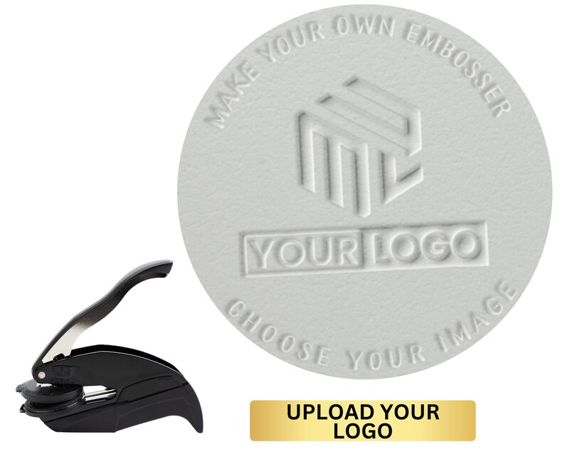 Puede incluir: Un embossador de mano negro con una palanca y una placa de estampado redonda, blanca y texturizada. La placa tiene el texto "Make Your Own Embosser" y "Choose Your Image" alrededor del borde. El centro de la placa tiene un dise&ntilde;o geom&eacute;trico y el texto "Your Logo".