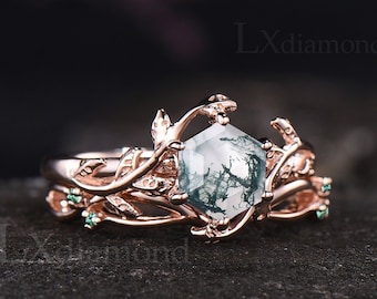 Peut inclure: Une bague en or rose avec une pierre précieuse en agate dendritique verte sertie dans un motif feuillu. La bague est rehaussée de petites pierres précieuses vertes.