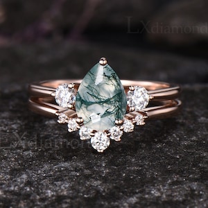 Vintage Pear Cut Natural Green Moss Agate Engagement Ring Set Unique Moissanite Three Stone Ring Art Deco 2pcs Bridal Ring Set Women Gift