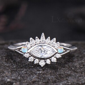 Anillo de compromiso de moissanita brillante con engaste de halo y bisel marquesa, diseño de corona, banda anidada y diseño de pestañas, conjunto de 3 piezas, oro rosa de 14k.