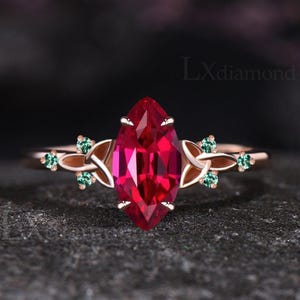 Anillo de compromiso con rubí talla marquesa, anillo con nudo celta, oro rosa de 14k con detalles de esmeralda, anillo de promesa de 7 piedras de inspiración vintage para mujer.