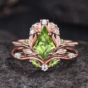 Kite Cut August Birthstone natuurlijke peridot verlovingsring set unieke 14k roségoud groene edelsteen blad natuur geïnspireerde bruidsring sets