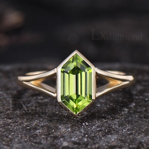 Delikat lång hexagonslipad förlovningsring med naturlig peridot Unik solitärring med födelsesten i augusti 14 karat gult guld, art déco-ring med split shank
