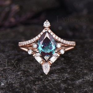 Unique Pear Cut Alexandrite Engagement Ring Set Vintage June Birthstone Ring Art Deco 14k Rose Gold Moissanite 2pcs Bridal Ring Set Women