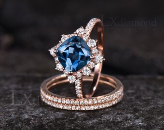 Anello di fidanzamento con topazio blu di Londra naturale taglio cuscino, set di 3 anelli nuziali con alone di diamanti e moissanite, pietra portafortuna di dicembre