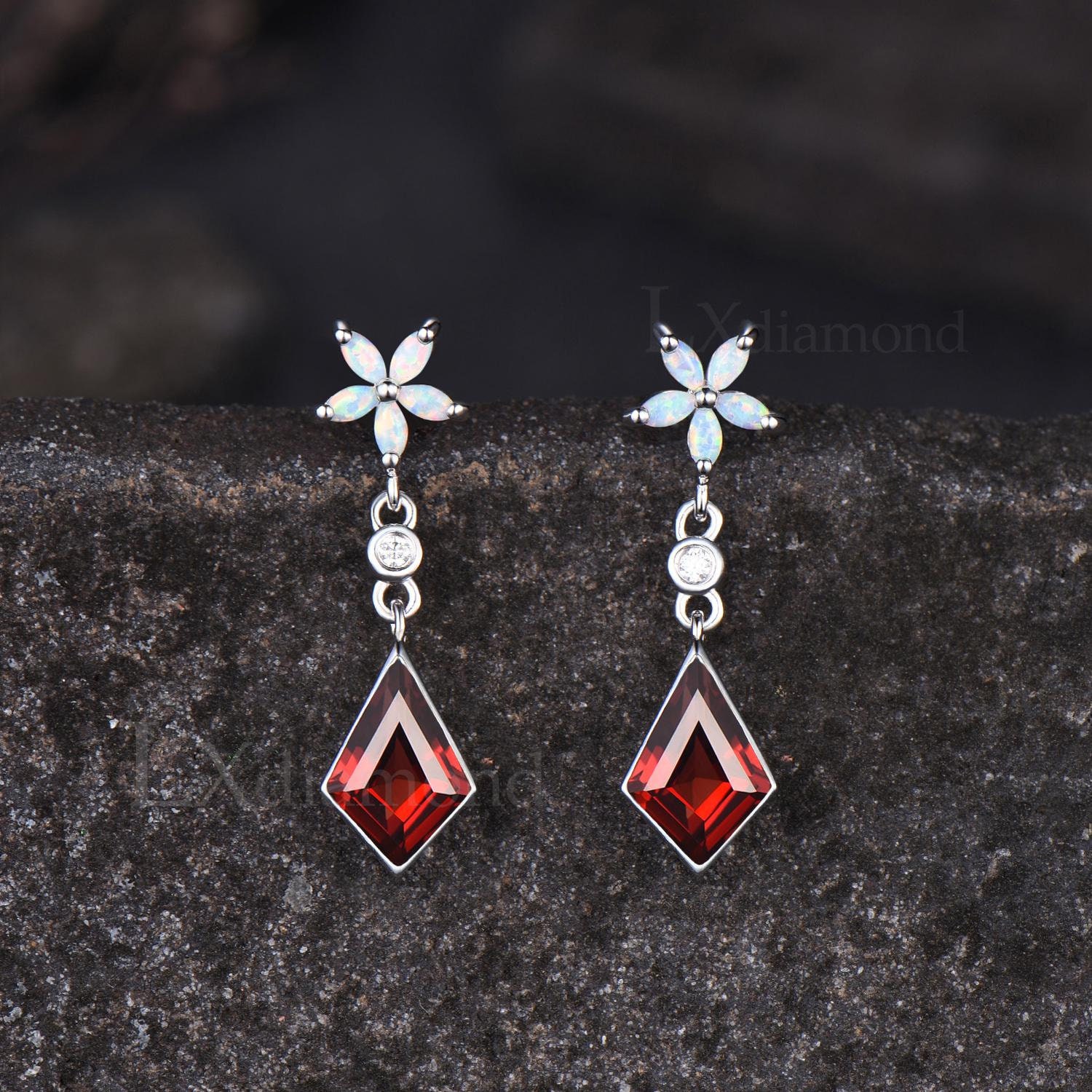 カイトカット 1月の誕生石 天然ガーネット ダングルイヤリング