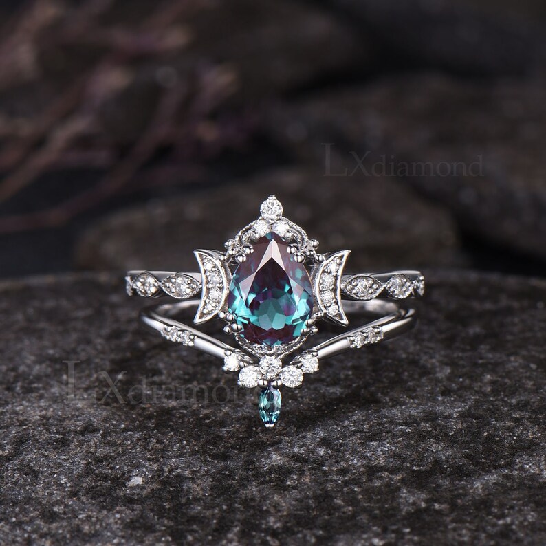 Vintage Pear Cut Alexandrite Engagement Ring Set Milgrain June Birthstone Moon Ring Art Deco 14k White Gold Moissanite Cluster Ring Women 2pcs Ring Set