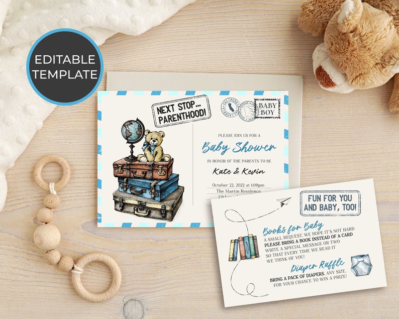 Peut inclure: Une invitation de f&ecirc;te pr&eacute;natale bleue et blanche avec une illustration de dessin anim&eacute; d'un ours en peluche assis sur des valises. L'invitation indique "Prochaine &eacute;tape...Parenthood!" et "Veuillez vous joindre &agrave; nous pour une f&ecirc;te pr&eacute;natale en l'honneur des futurs parents Kate & Kevin".